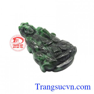 Đeo Mặt Jadeite Phật quan âm an lành là một mong ước và nguyện cầu gia đình luôn được êm ấm và chở che