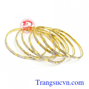 Vòng tuần vàng 10k quý phái là sản phẩm rất được phái đẹp ưa chuộng, tôn lên phong cách thời trang, sang trọng và thanh lịch, là món quà tuyệt vời dành tặng người yêu thương