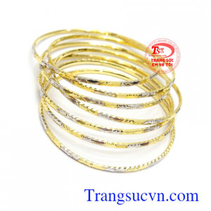 Vòng tuần vàng tây tinh tế tôn lên sự sang trọng, thời trang và quý phái, là món quà tặng ý nghĩa cho người yêu thương