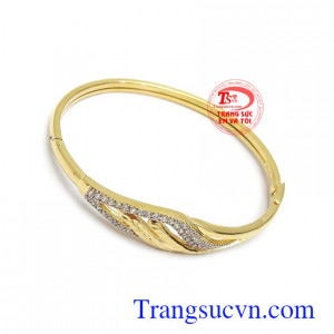Vòng tay vàng 10k cá tính là sản phẩm rất được phái đẹp ưa chuộng mang lại sự nhẹ nhàng, sang trọng, tinh tế và đẳng cấp cho người đeo