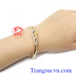 Vòng tay vàng 10k là món quà tặng ý nghĩa cho người bạn yêu thương