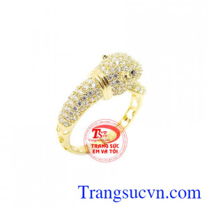 Sản phẩm được đính kết đá nhân tạo lấp lánh mang lại vẻ trẻ trung thời thượng