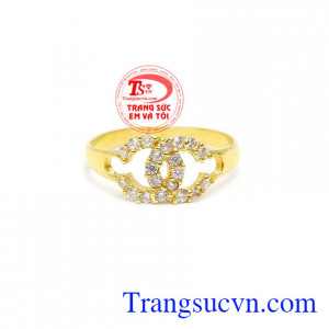 Nhẫn nữ vàng bản nhỏ thích hợp là món quà dành tặng người thân yêu