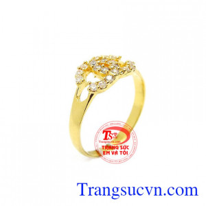 Nhẫn nữ vàng bản nhỏ được chế tác từ vàng 10k thiết kế bắt mắt