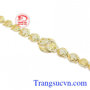 Sản phẩm mang nét quý phái và sang trọng làm tôn lên vẻ đẹp của phái nữ