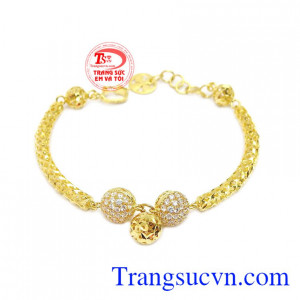 Lắc tay phù hợp với nhiều lứa tuổi, là sản phẩm được nhiều người ưa chuộng