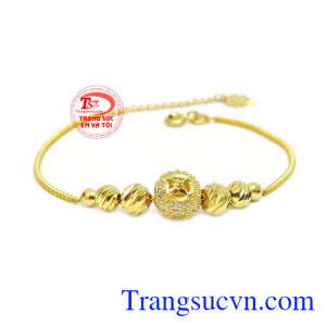 Sản phẩm được chế tác từ vàng theo hình bi kim tiền kết hợp với dây mảnh và đá tạo độ sáng cho sản phẩm