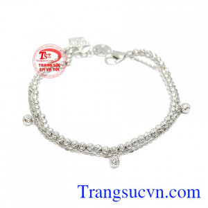 Lắc tay với thiết kế hình bi kết hợp cùng dây mảnh và hình ngôi sao mang đến vẻ dịu dàng, nhẹ nhàng mà thanh lịch cho người sử dụng