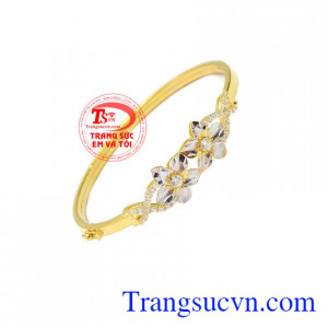 Vòng tay mặt hoa vàng 10k làm tôn lên vẻ đẹp nữ tính, dịu dàng của phái nữ.