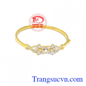Vòng tay mặt hoa vàng 10k là sản phẩm được chế tác với đường nét tinh xảo, sắc nét,
