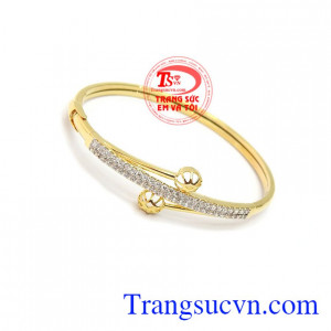 là sản phẩm được chế tác với đường nét tinh tế, vòng tay vàng xinh xắn.