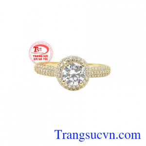 Nhẫn nữ vàng diễm lệ thích hợp đeo ở ngón áp út hoặc ngón giữa giúp nữ chủ nhân toát lên vẻ đẹp kiêu sa, lộng lẫy