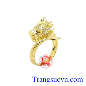 Nhẫn nam rồng cuộn được chế tác từ vàng 10k.