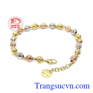 Lắc tay bi thể hiện nét mềm mại, nhẹ nhàng, nữ tính, tôn lên vẻ đẹp nữ tính của phái đẹp