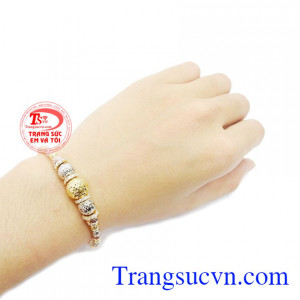 Vòng tay bi vàng 10k là món quà ý nghĩa để dành tặng cho người yêu thương.