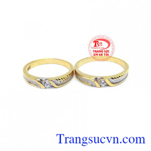là đôi nhẫn với sự kết hợp của vàng màu vàng trắng và đá nhân tạo.