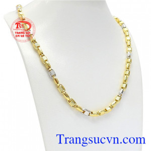 Thiết kế nam tính và sang trọng phù hợp đeo trơn hoặc kết hợp cùng với mặt dây các loại cho mọi lứa tuổi