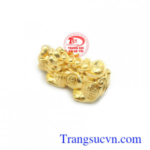 Mặt dây Tỳ hưu 10k thịnh vượng với Tỳ hưu là linh vật được ưa chuộng bậc nhất trong phong thủy bởi khả năng chiêu tài lộc, của cải, giải trừ hung khí, mang lại bình an, may mắn và tài lộc cho người đeo