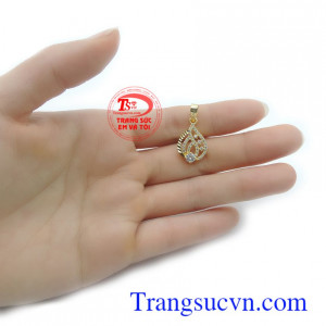 Mặt dây chuyền nữ vàng quý phái dễ kết hợp cùng nhiều kiểu dây chuyền vàng