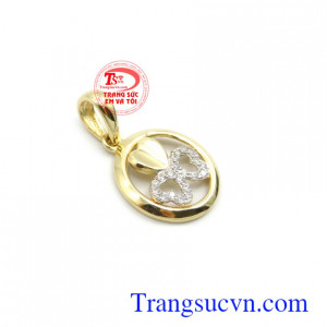 Mặt dây nữ cỏ 3 lá kiểu dáng xinh xắn, thời trang dễ dàng kết hợp dây chuyền vàng