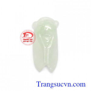 Con ve ngọc cẩm thạch thiên nhiên chạm khắc đẹp, chất lượng ngọc đảm bảo, phù hợp làm mặt dây chuyền đeo hợp thời trang và phong thủy