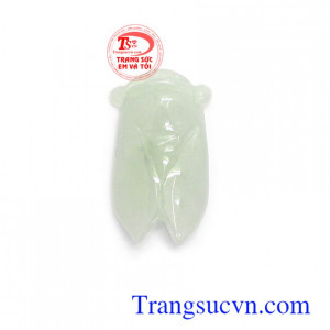 Ve ngọc cẩm thạch thiên nhiên chạm khắc tinh xảo, sắc nét, phù hợp làm mặt dây chuyền thời trang và sang trọng