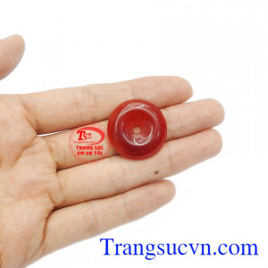 Ngọc cẩm thạch mang đến sự bình an và may mắn cho người dùng.