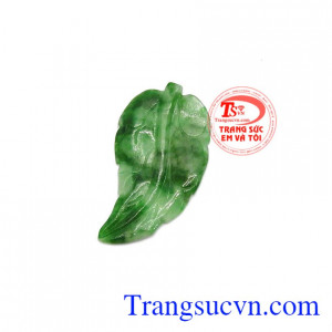 Lá cẩm thạch Jadeite là sản phẩm ngọc cẩm thạch thiên nhiên, sản phẩm có thể bọc vàng làm mặt dây chuyền