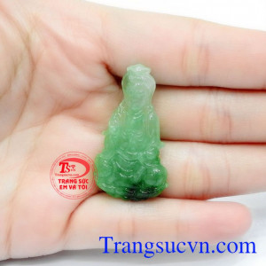 Phật Quan Âm trong phong thủy là biểu tượng cho sự thánh thiện và loại trừ tai ách, mang lại điềm lành cũng như may mắn cho chủ nhân