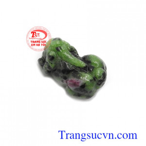 Tỳ hưu ruby xanh là linh vật được ưa chuộng bậc nhất trong phong thủy, có tác dụng giải trừ tà khí, chiêu tài tác lộc, mang lại bình an may mắn và tài lộc cho người đeo