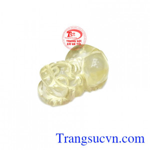Tỳ hưu được chạm khắc từ thạch anh vàng thiên nhiên.