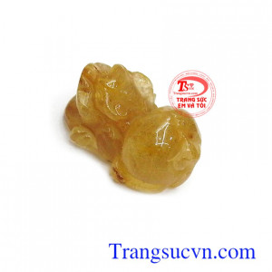 Tỳ hưu thạch anh tóc vàng đồng thời cũng là đồ phong thủy giúp mang lại vận may, may mắn sự hưng thịnh, hợp cho người có mệnh thổ và mệnh Kim