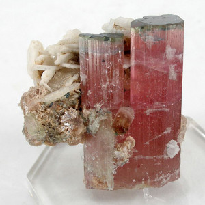 Độ cứng của Tourmaline , là từ 7 cho tới 7 ½, cao hơn một chút so với quartz (thạch anh). Tuy nhiên, khi Tourmaline được đặt trong máy rửa (máy đánh bóng) bằng sóng âm, độ rung của máy có thể gây nên những vết nứt vỡ nhỏ trong viên đá, nên cần chú ý điều