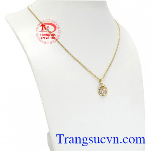 Bộ trang sức channel tinh tế được chế tác từ vàng 18k bền đẹp, sáng bóng.
