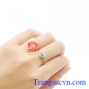 Sản phẩm được thiết kế, điêu khắc tỉ mỉ, đường nét sắc sảo. 