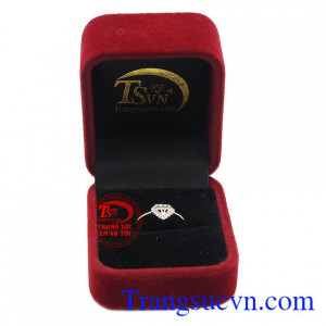 Nhẫn nữ mang hình tượng viên kim cương sáng bóng, tạo cảm giác thanh lịch quý phái.