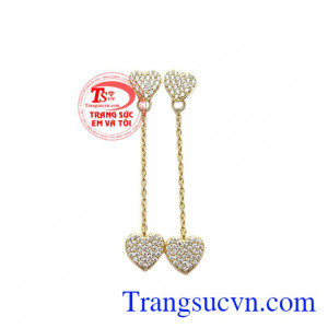 Hoa tai vàng tình yêu được thiết kế tinh xảo trên từng đường nét