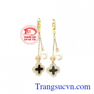 Hoa tai ngọc trai hàng hiệu được mang hơi hướng phương tây, thiết kế từ nhãn hiệu danh tiếng hàng đầu