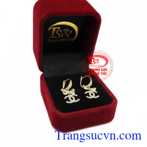 Trang sức Em và Tôi có nhận chế tác theo yêu cầu nên bạn hoàn toàn có thể sở hữu những món đồ độc, lạ mà vô cùng ấn tượng. Hoa tai vàng nữ thời thượng