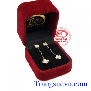 Hoa tai vàng nữ tính rất thích hợp làm món quà dành tặng người người phụ nữ thân yêu của bạn