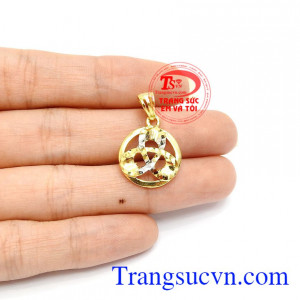 Mặt dây vàng may mắn có thể kết hợp với nhiều loại dây chuyền khác nhau tùy vào sở thích mỗi người