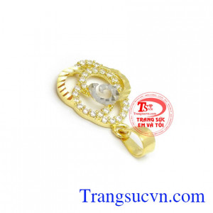 Sản phẩm được chế tác vàng 10k.