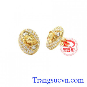 với đường nét tinh tế, sắc nét.