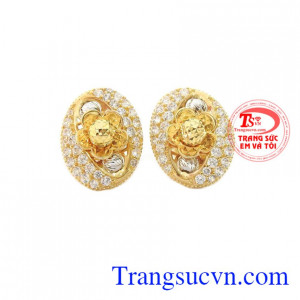 Bông tai hoa năm cánh là sản phẩm được chế tác từ vàng 10k,