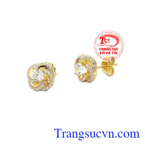 Bông tai hoa bốn cánh mang lại vẻ đẹp sang trọng, nữ tính cho người đeo.