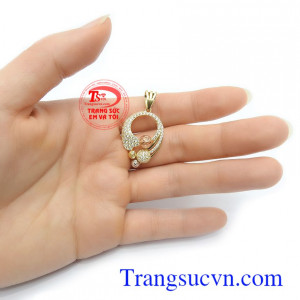 Mặt dây vàng tây quý phái là món quà ý nghĩa cho người yêu thương