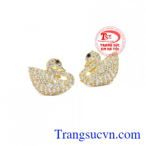 Hoa tai thiên nga được thiết kế tinh tế, tỉ mỉ,