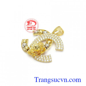 Mặt dây chuyền chế tác theo công nghệ Italy mang lại nét sang trọng, tinh xảo và thời trang