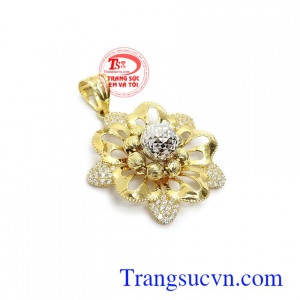 Mặt dây chuyền phú quý tôn lên vẻ đẹp sang trọng, quý phái