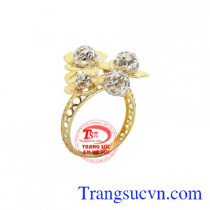Sản phẩm được thiết kế theo hình hoa tinh sảo, sắc nét giúp người sử dụng trở nên nổi bật giữa đám đông
